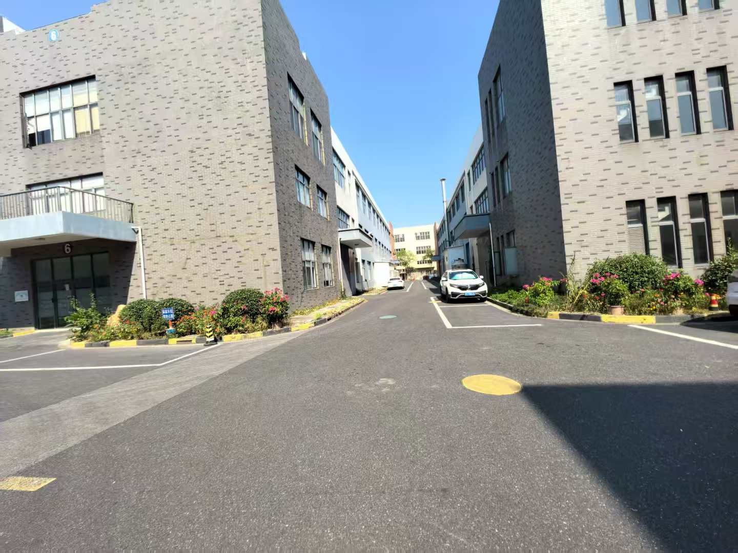 新桥东部开发区，独栋多层，待租一层，园区场地大，，好进大车