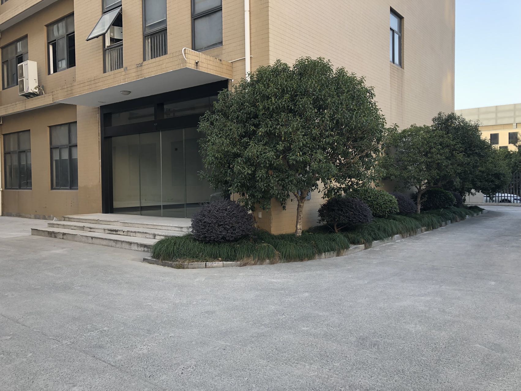 仁和街道工业园区价格超实惠，整层1200方，可分租