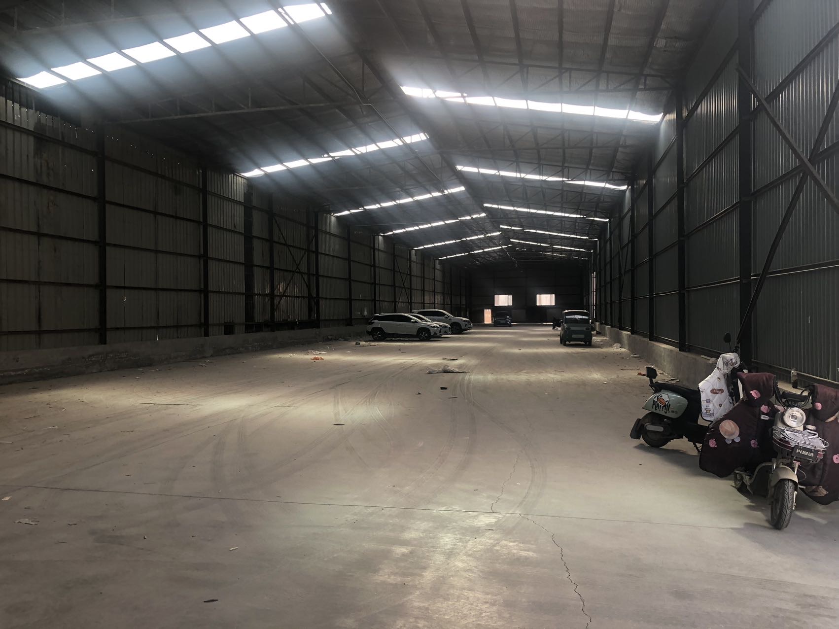 香河安头屯镇独门独院2600平厂房喷漆环评办公齐全，赠送1000平空地可自行加盖。