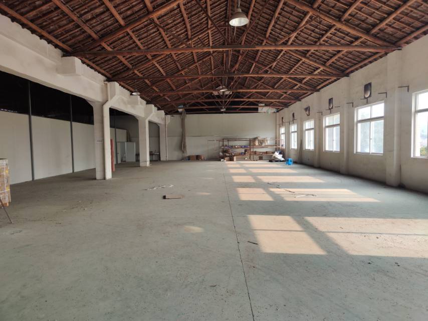 出租临安高虹2楼工业厂房，租金9块，另有空地4亩。可做生产加工仓储行业及需要堆放设备的企业