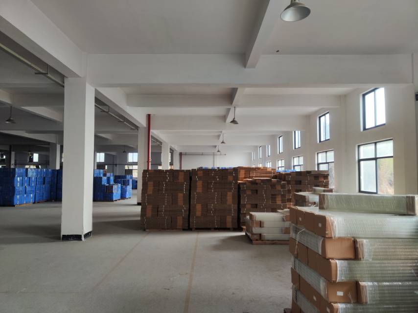 出租临安高虹工业区楼上800多方厂房，价格9块，车辆进出方便，旁边无居民