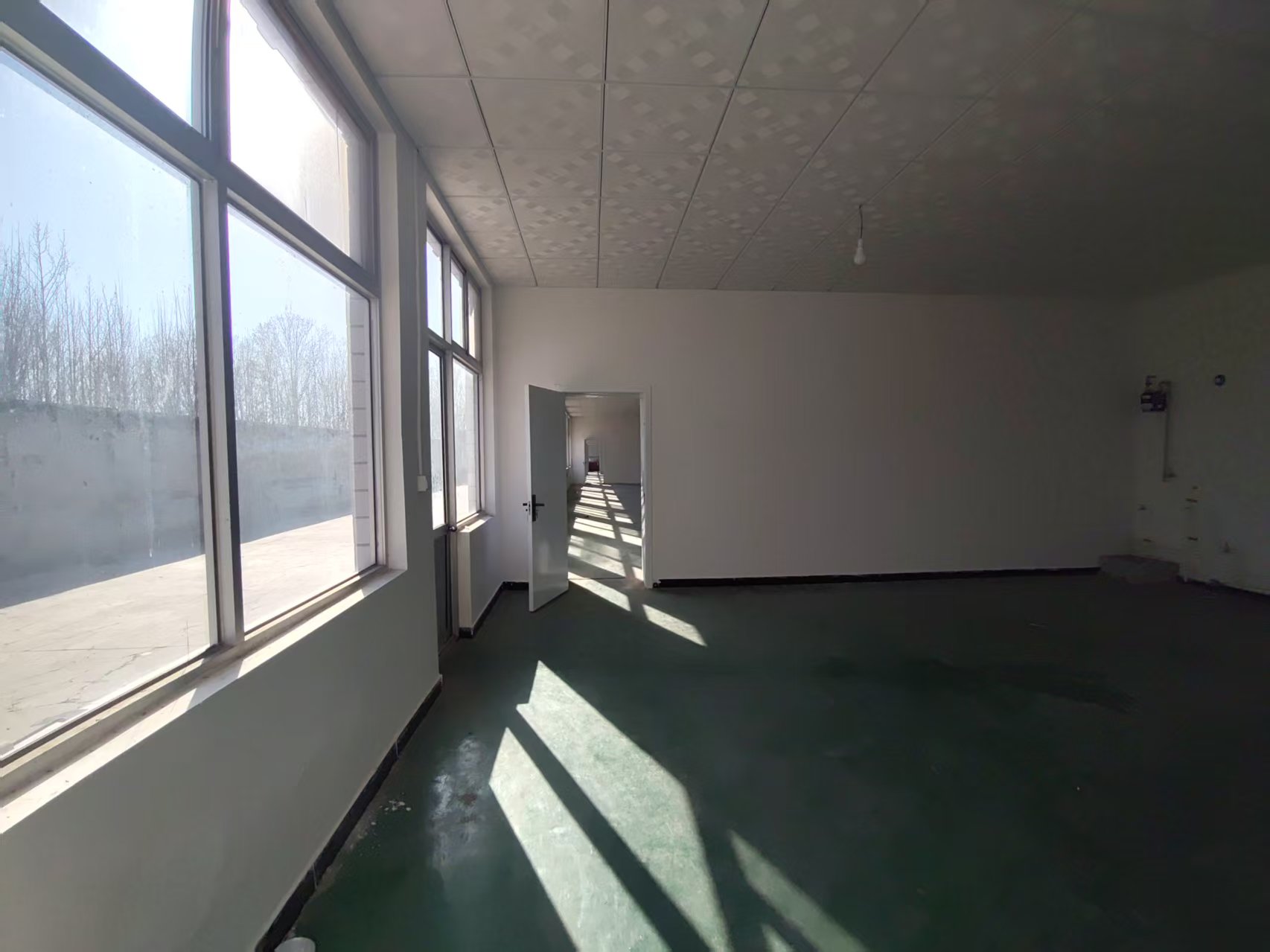 独门独院厂房出租，厂房500平，总占地面积1200平，上下水通燃气三相电全有，随时看房