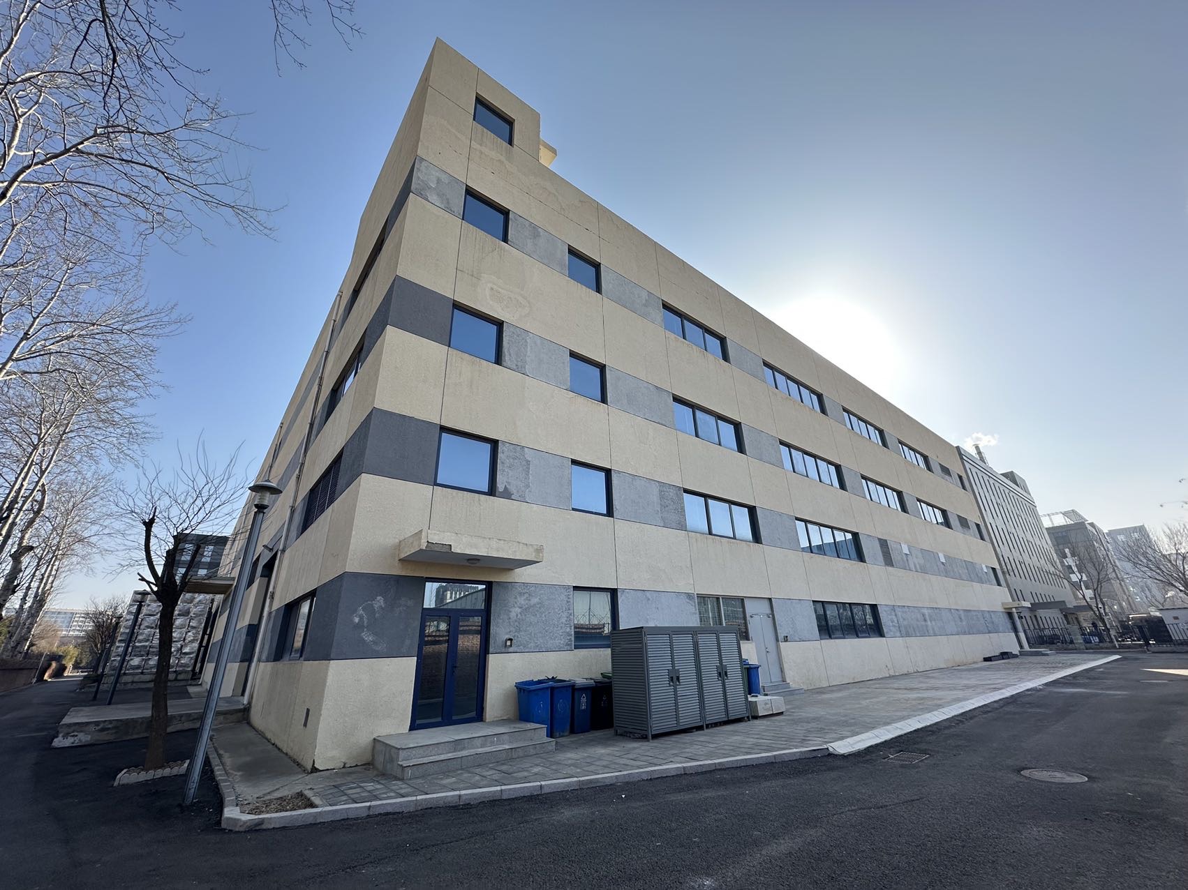 独栋生产研发基地12000平米，共4层，可分租，不限业态，有恒温仓库