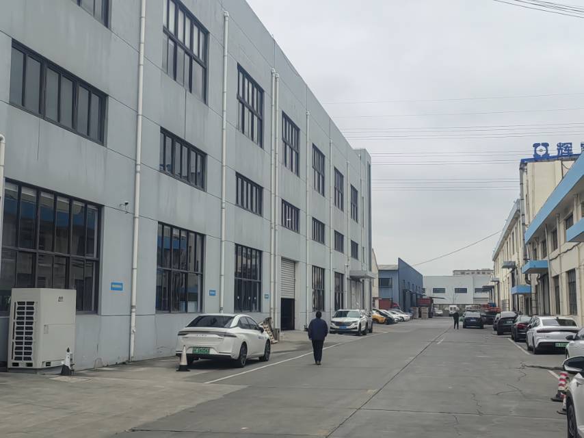 华新原房东2楼独立层面4000平可分租，配两部3吨货梯层高5.5米，适合各类加工仓储等无污染行业