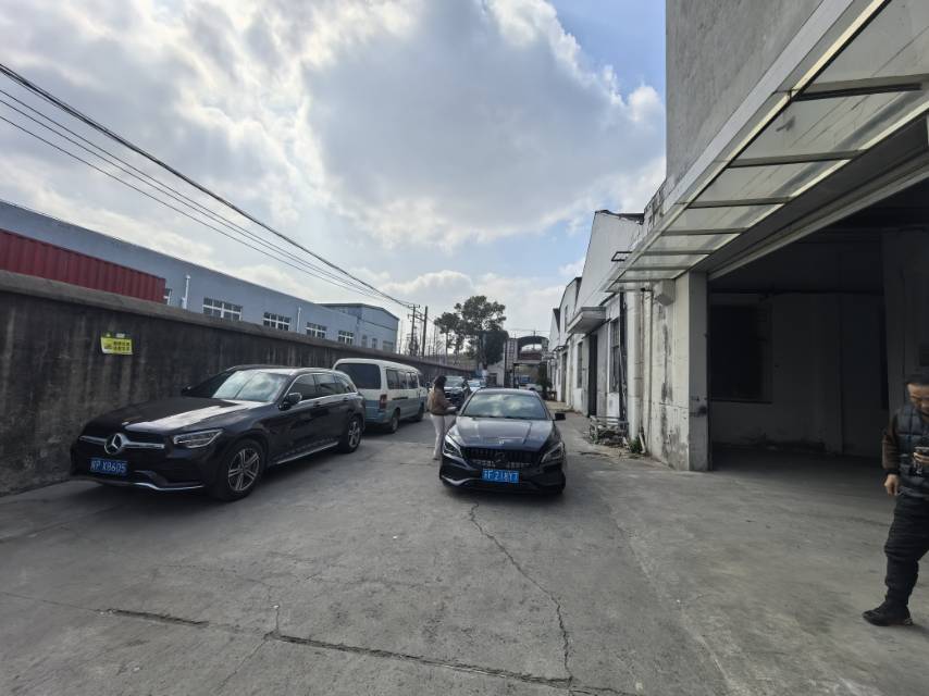 原房东独栋在宿舍办公食堂。双层带行车价格实惠。1600平米。