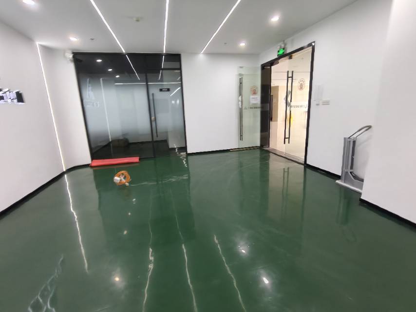 新桥104板块厂房出租，适合生产加工，电子元器件流水线等，带装修，可随时看房入驻。一手业主可长签