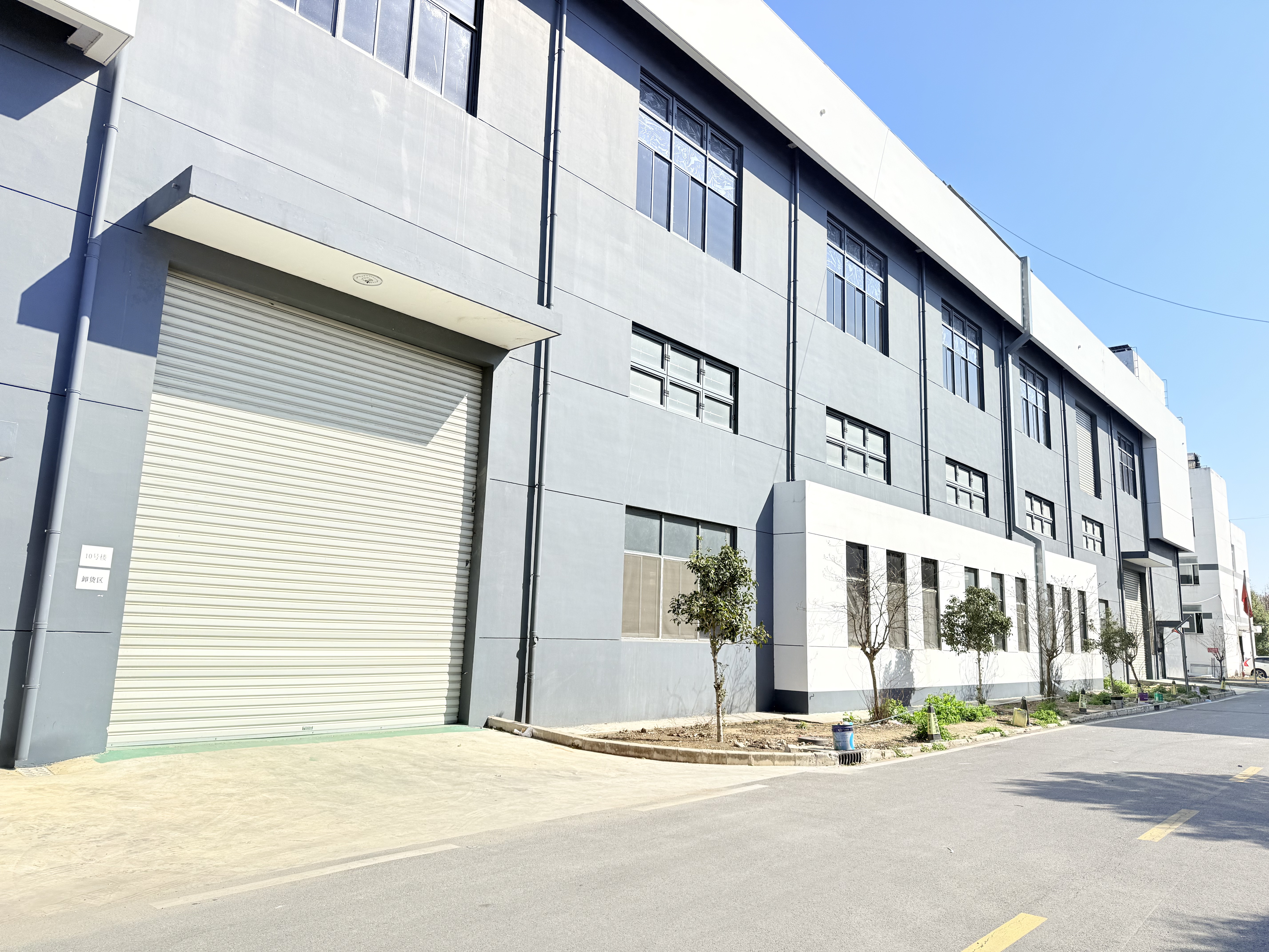 金汇镇独栋7300平方米一栋两层高标准厂房对外出租！