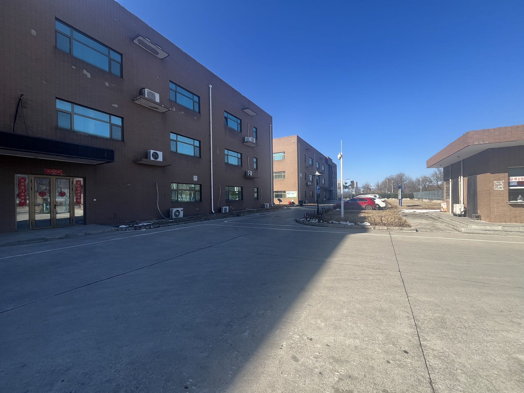 顺义区牛栏山，900平米生产车间，可加工仓储办公区直通库房，火车头