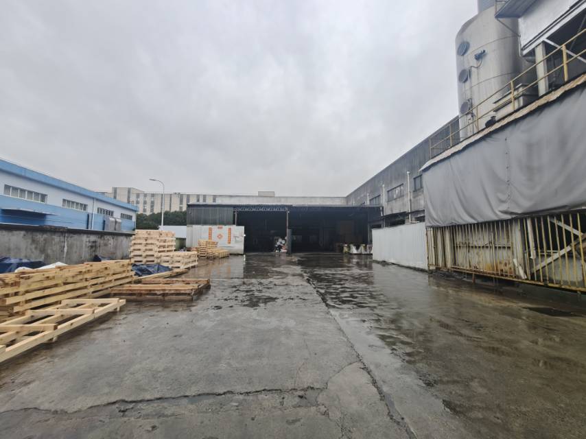 嘉定徐行，原房东出租，一楼2500平方厂房仓库，层高9米，配备2部5吨行车，适合各种无污染行业。