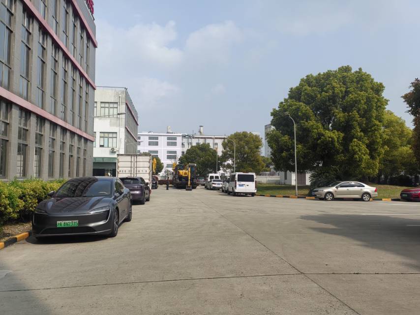 华新主干道路边三楼全新环氧地坪两间138平出租