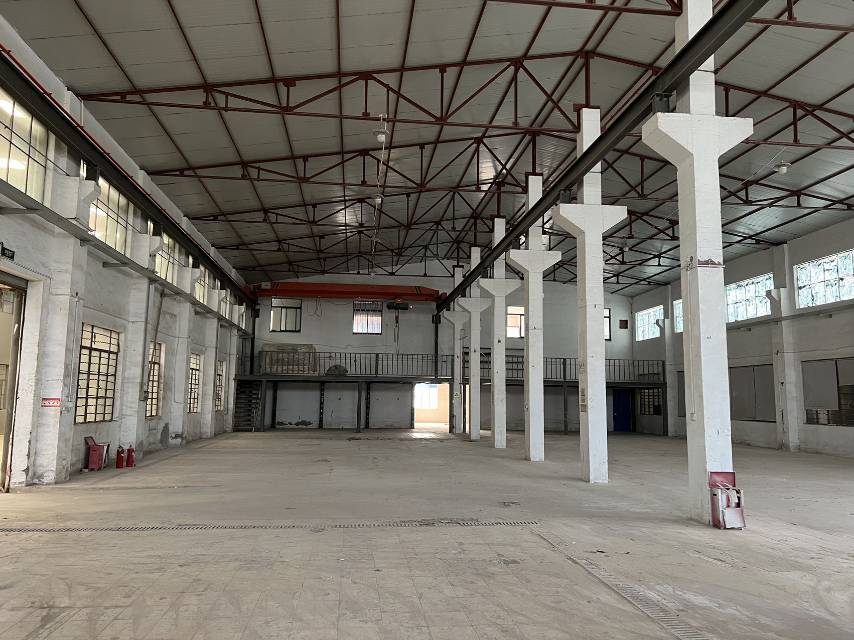 一栋独门独院2500平，有5吨航车适合加仓储，板式家具，展览展示，五金机械，小加工，铝门窗玻璃加工，