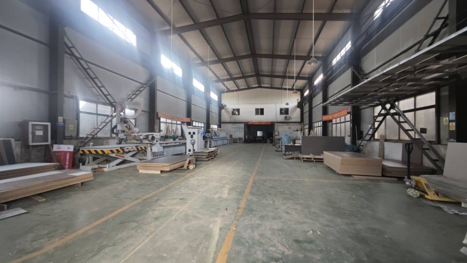 一幢单层800平火车头厂房出租，有办公住宿，外加一部5吨行车，大车进入方便