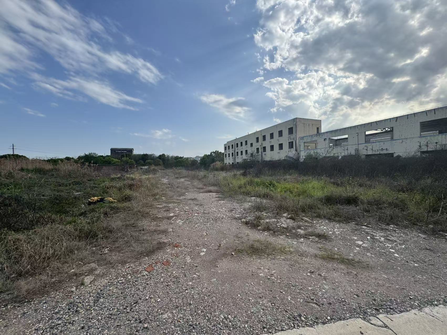 松江30亩场地 可分租 大车进出方便 配套宿舍 适合停车 建材堆场