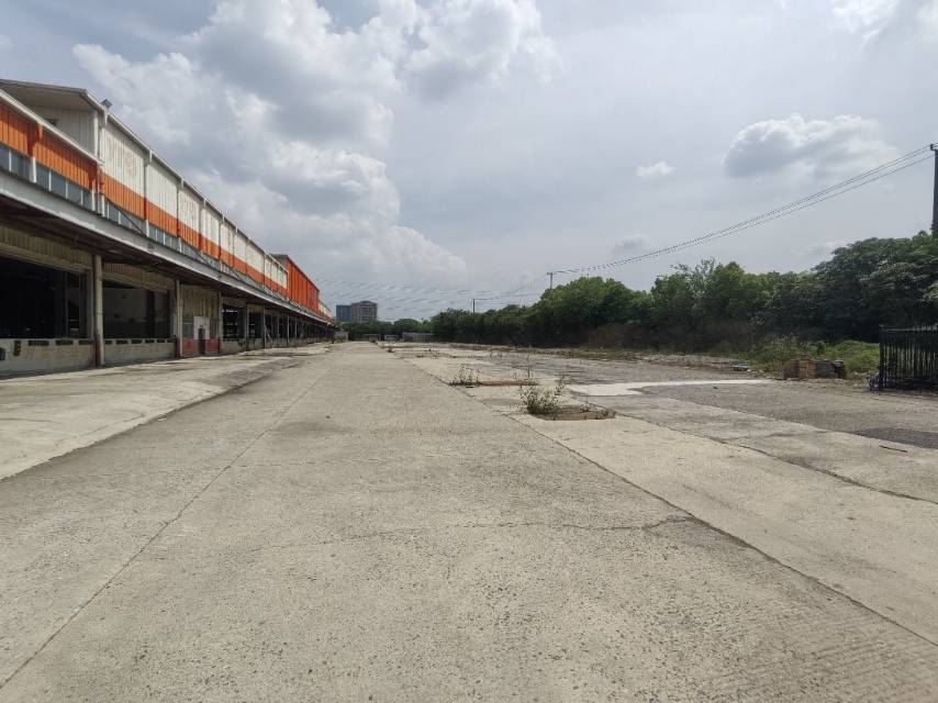 徐泾独门独院42000平高平台出租，高平台33000平，宿舍办公8500平左右独栋单层1000平