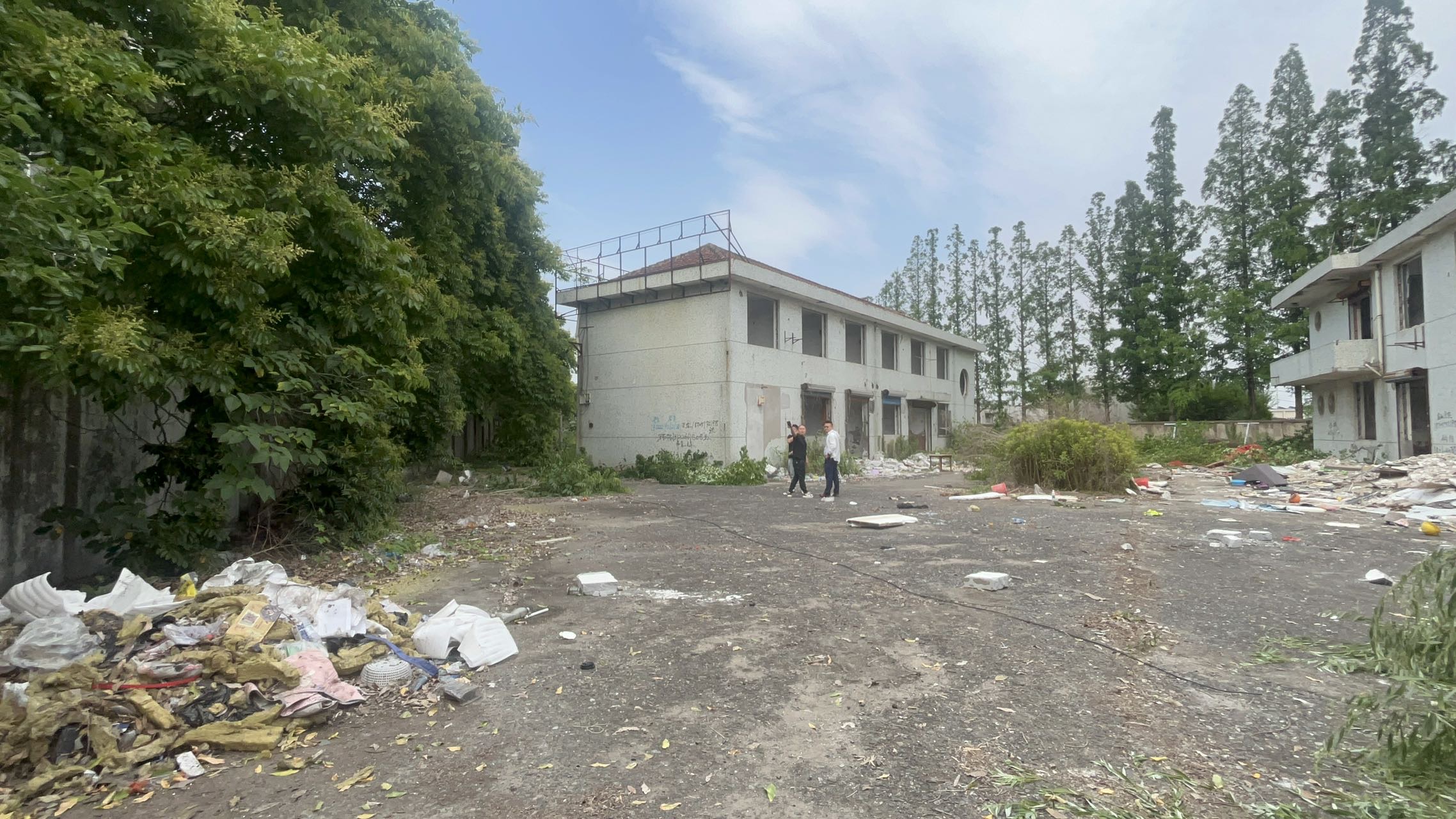 泗泾总占地面积8.5亩，厂房面积2600平，共计3栋，每栋2层，独门独院，行业不限