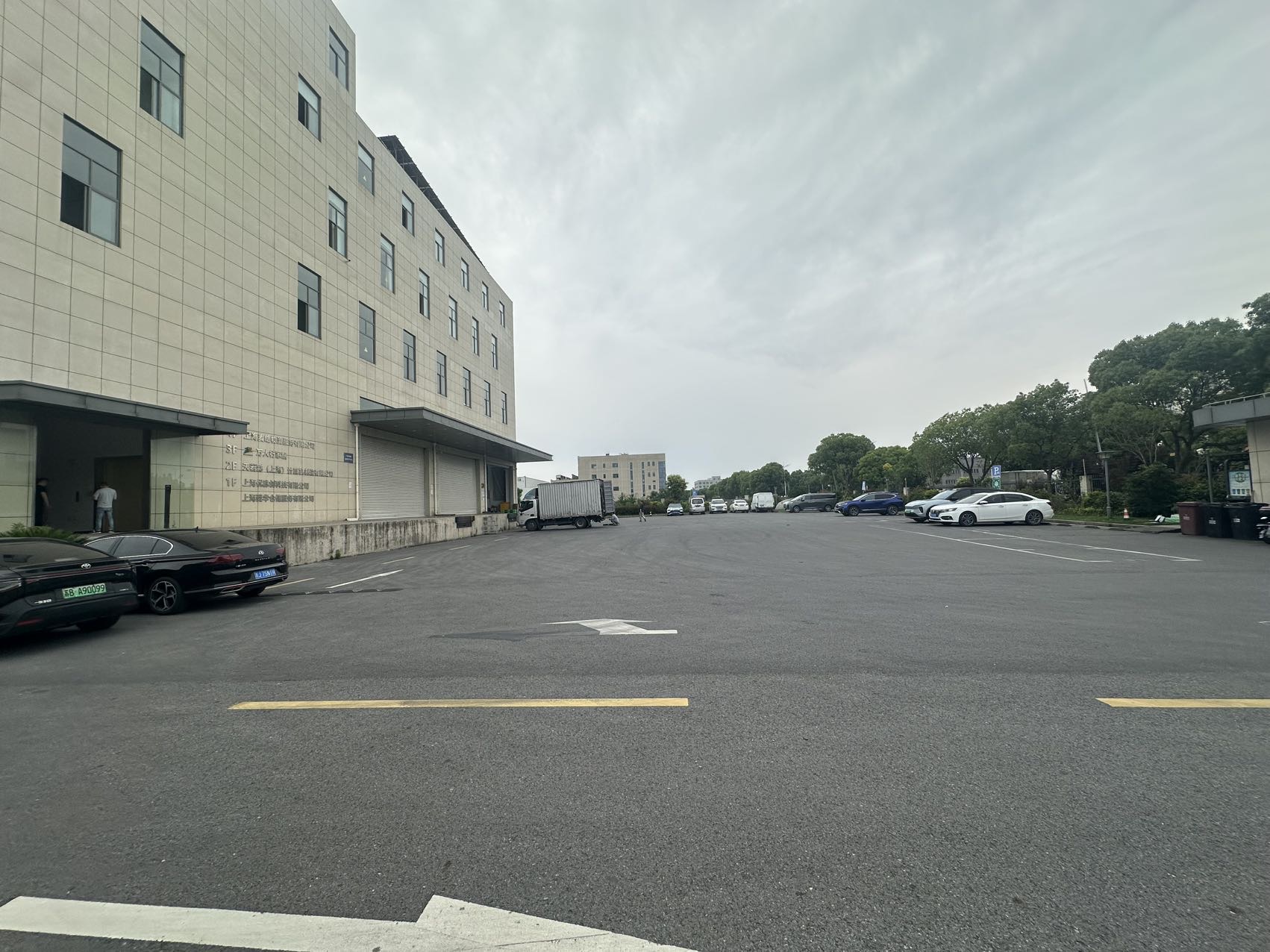 赵巷高台库1楼1500平可分租