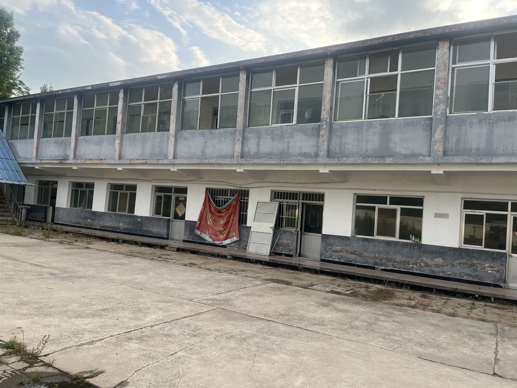 出租顺义区南彩汽车站5亩大院30间住房可存放酒类