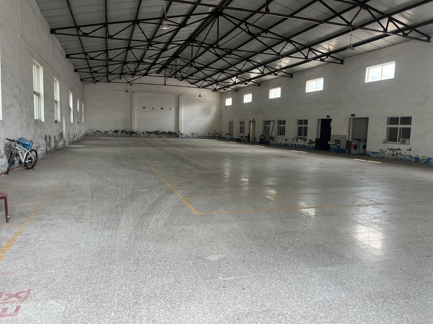 顺义区六环路顺平路出口1200平米库房出租