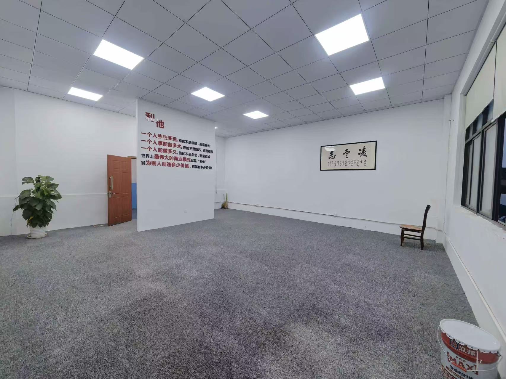 洞泾楼上小面积85平地面灯都有