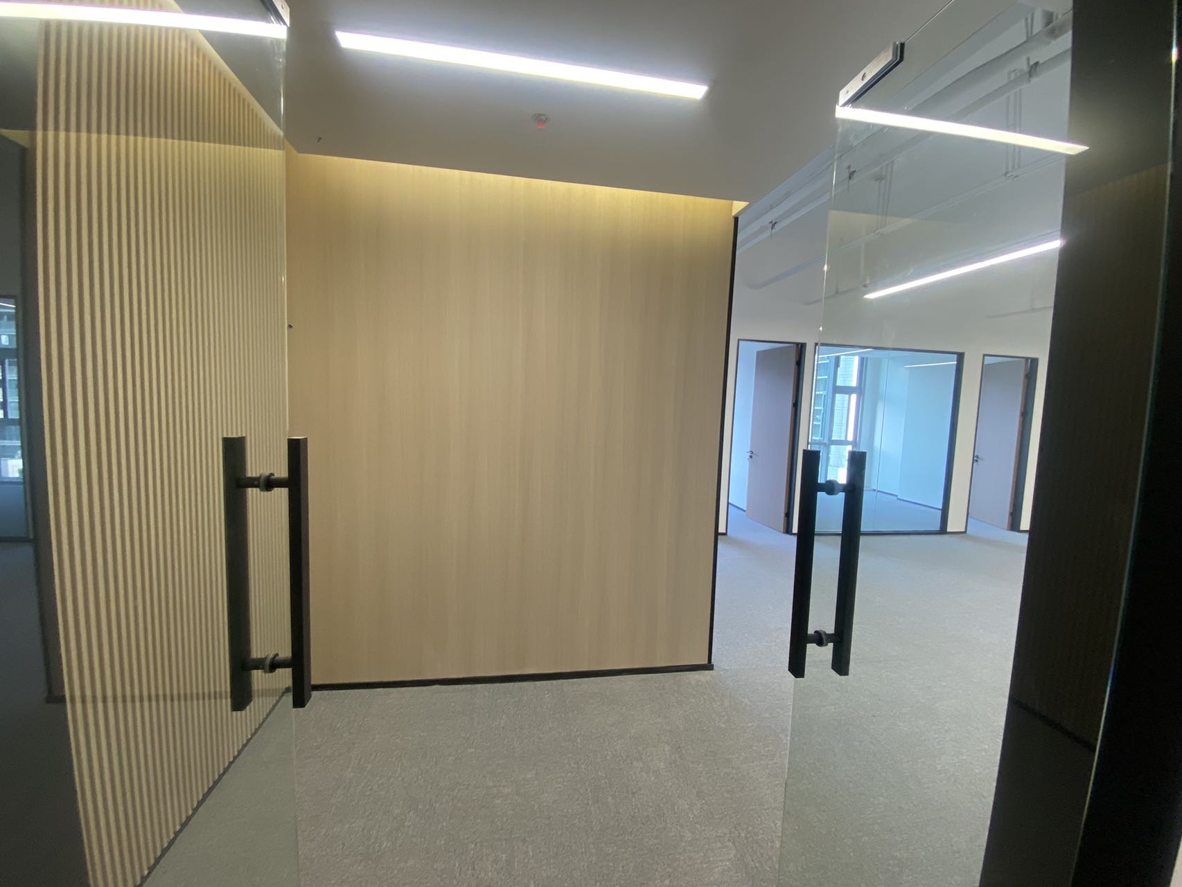 西湖区之江板块150㎡精装办公室，配套齐全，接驳车直达地铁口，楼下17万㎡银泰商业