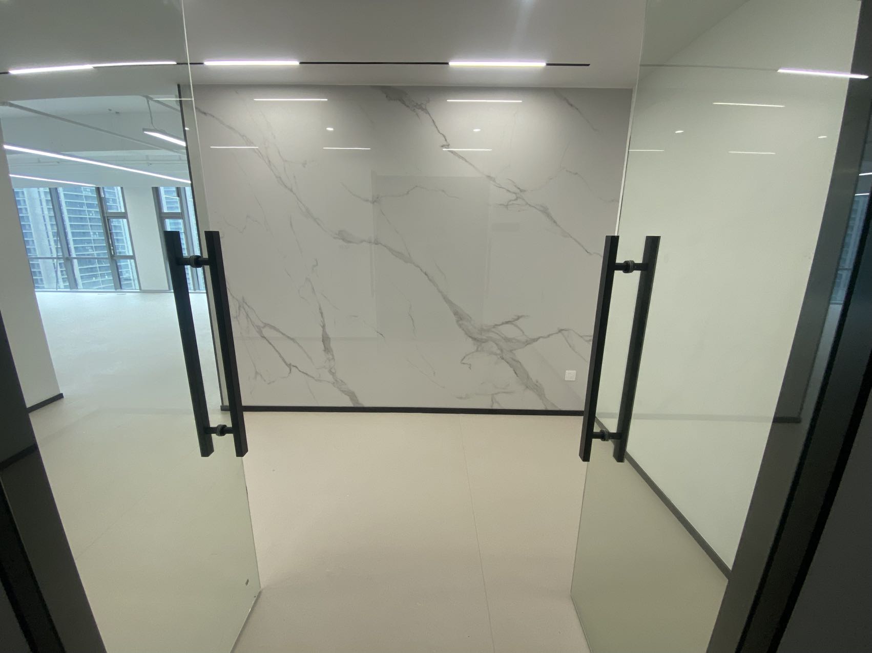 西湖区之江板块188㎡精装办公室，配套齐全，接驳车直达地铁口，楼下17万㎡银泰商业