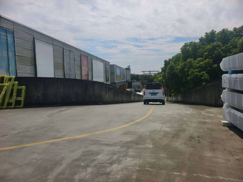 富长路杨南路路口园区大小面积都有120平起租！