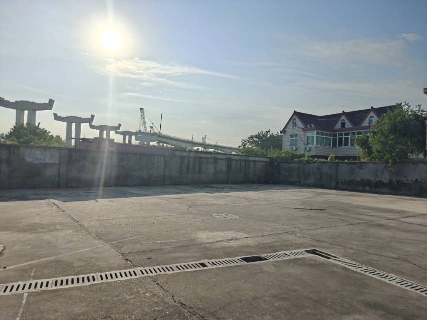 上海浦东新区杨园场地2亩带6间房间可住人可烧饭。租金1.2万每月。可进9.6米大车适合堆放工程队等。