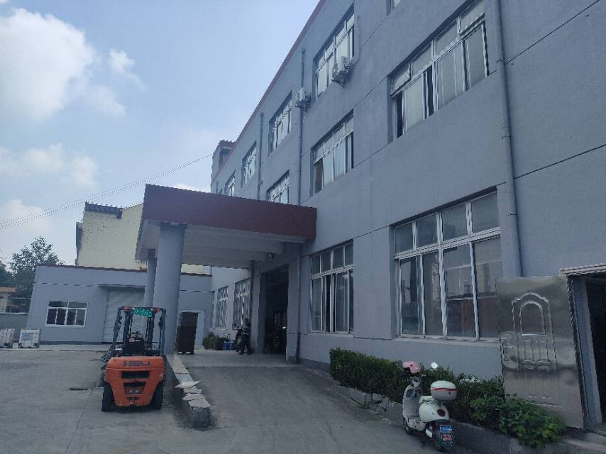 奉城一楼900㎡，厂房环境漂亮，大车好进出，104板块可注册