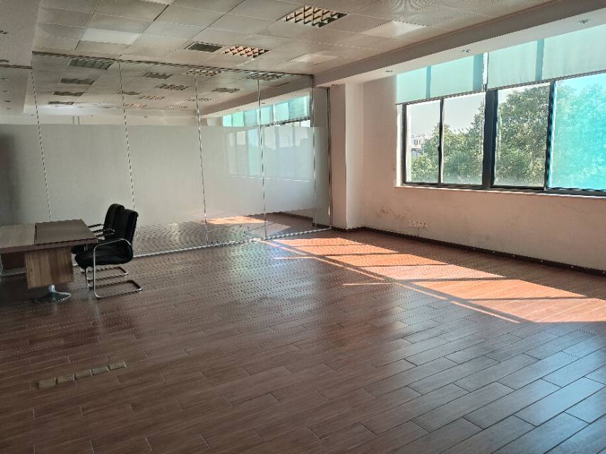 奉城二楼800㎡精装办公带展厅，隔断可拆可留，空间自由规划