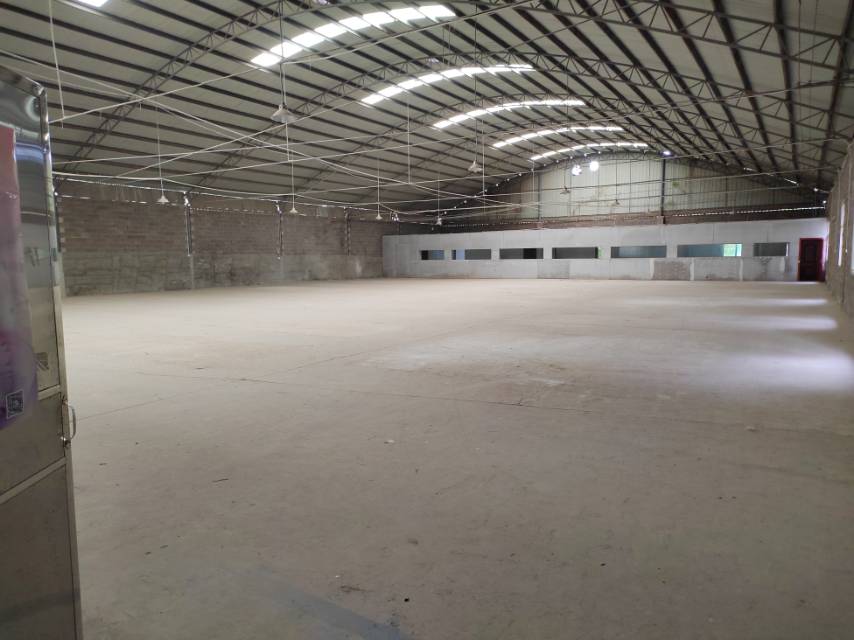 西安市长安区1870平米，长鸣路附近，9米层高，可以进半挂车