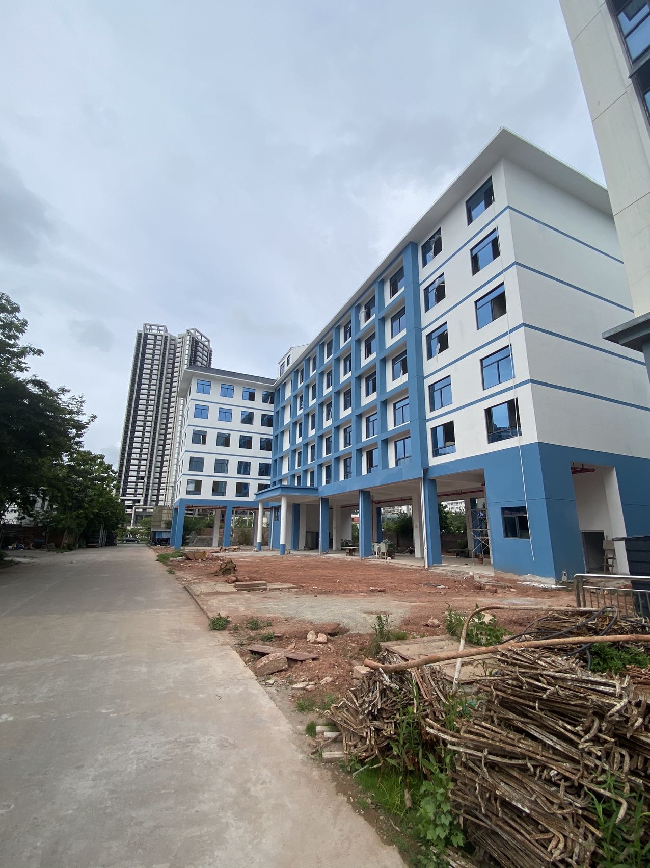 厂房3500平，空地3000平，宿舍4900平出租